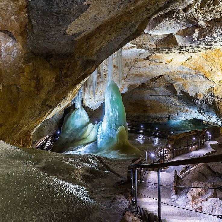 Dachstein Ice Cave (Dachstein Rieseneishöhle)
