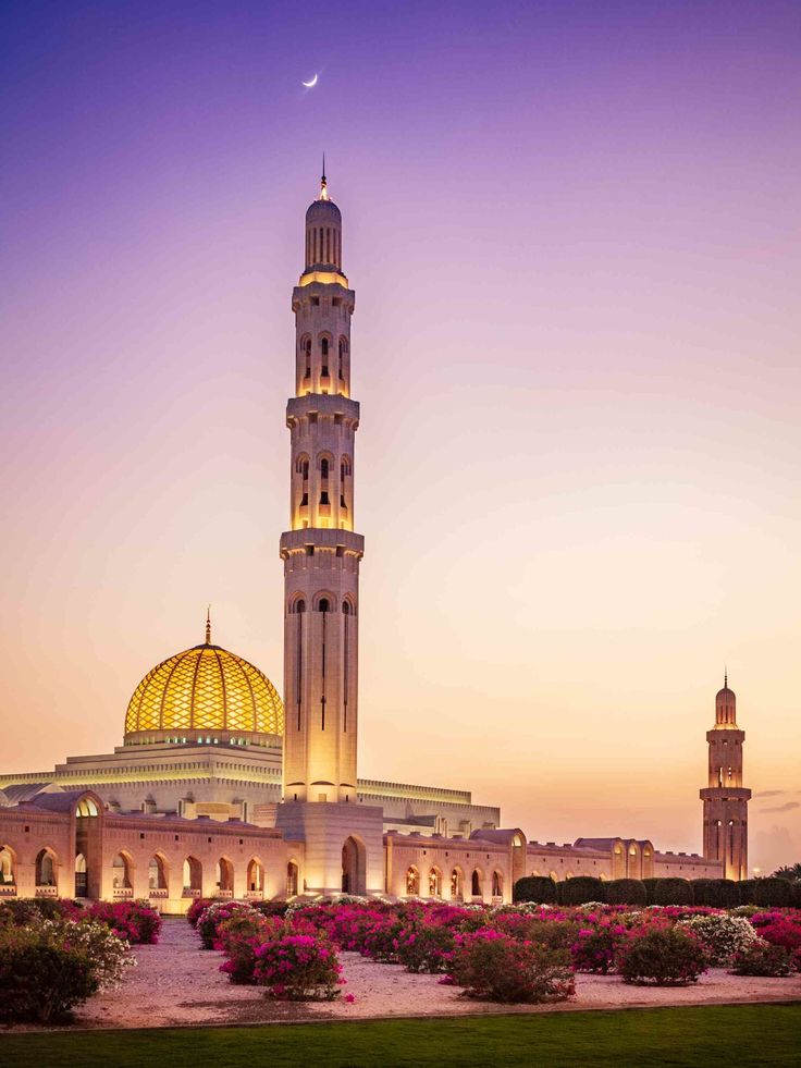 Oman travel guide featuring top attractions, travel tips, and cultural experiences.
Sultan Qaboos Grand Mosque